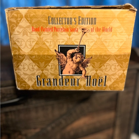 Grandeur Noel Hand-Painted Porcelain Santa of The World "1909 Poland" Collection - Picture 4 of 6